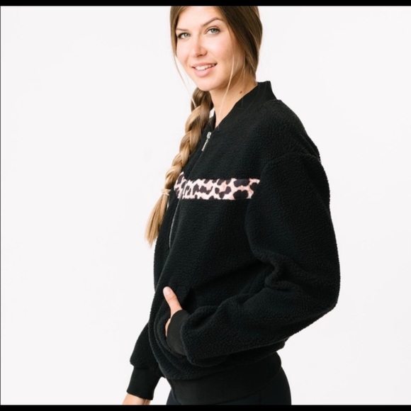 Zyia Flying V leopard fleece jacket - Picture 3 of 5